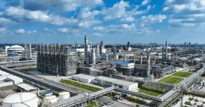 广西石化项目投料开车成功 b体育十一台设备覆盖生产全流程
